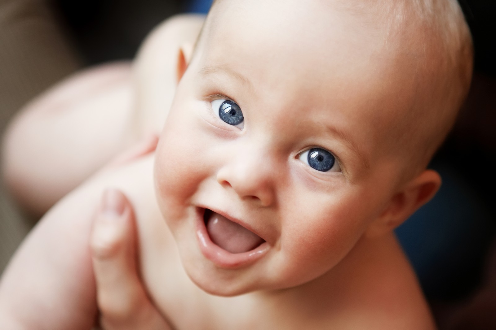 Первая улыбка ребенка. Улыбка новорожденного. Малыш улыбается. Улыбчивый ребенок. Лицо младенца.